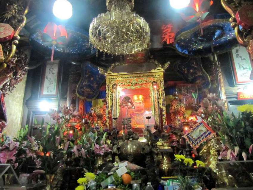 Những du khách đến cầu may tại đền ông Hoàng Bảy